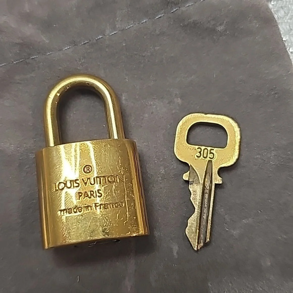 Louis Vuitton LV Lock and Key #305 with small grey dust bag - Picture 5 of 5